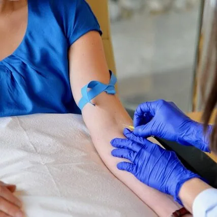 Holistique clinician performing a venous blood draw for functional medicine testing, Bellevue